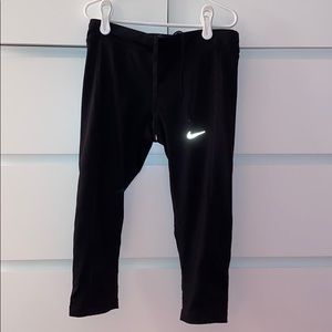 Black Nike cropped leggings